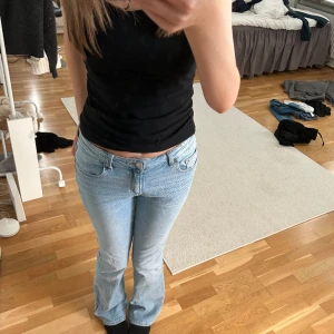 Jeans - Jätte fina ljus blå jenas från ginatrico young dom är i storlek 164 men är precis som xs/s  Har nästan inte använt dom något ting så dom är som helt nya💕💕 Skriv om du har några funderingar🥰