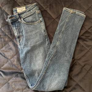 Ljusblåa jeans från Tiger of Sweden, strlk 25/30💙