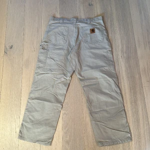Carhartt carpenter pants  - Carhartt carpenter pants säljes i storlek 36x30. Lite blå färgfläckar på ena knäet annars är de fina utan hål. Fler bilder kan ordnas och eventuella frågor kan besvaras!