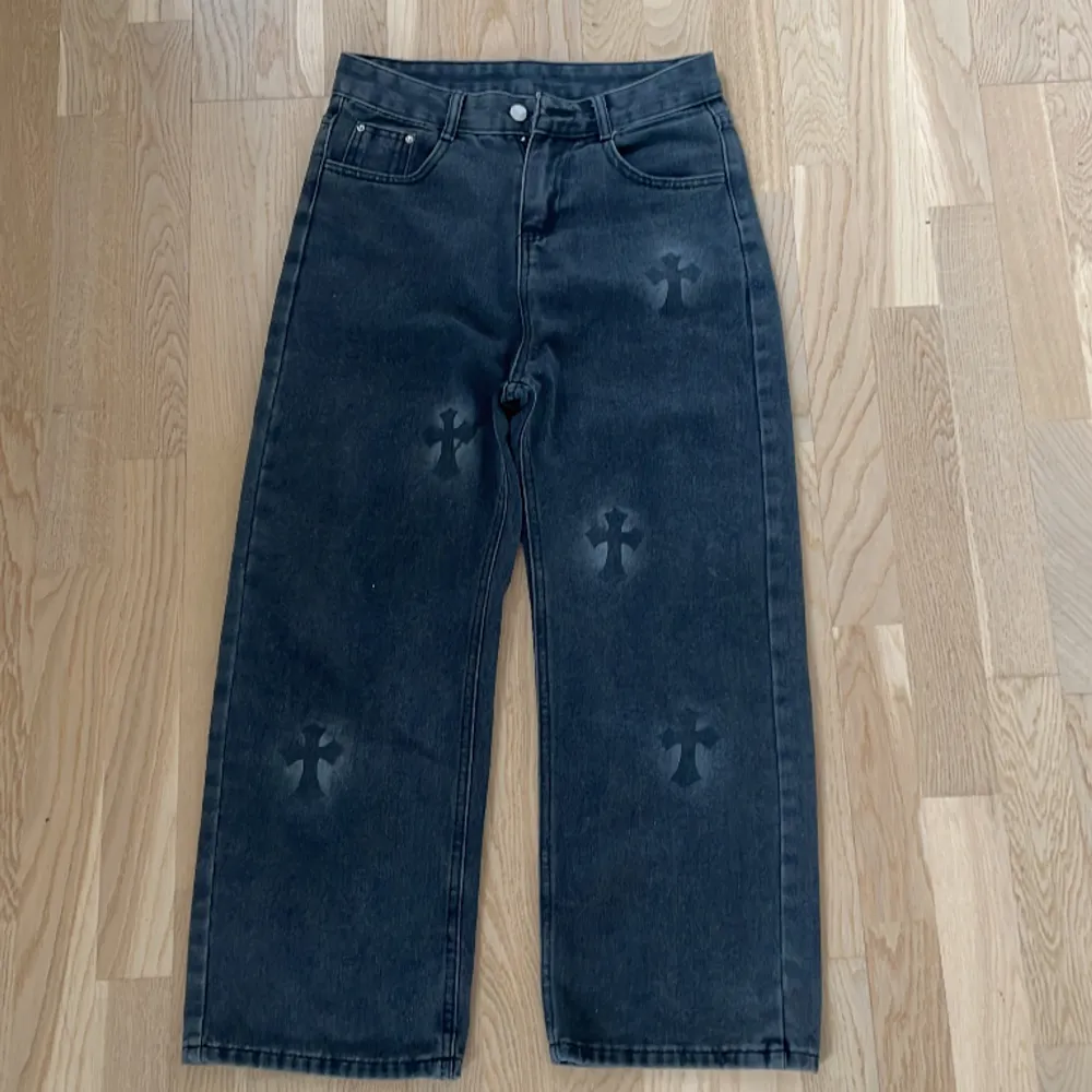 Snygga jeans med kors tryck. Y2k och drain stil. Storlek S. Kontakta mig vid frågor och funderingar! Mvh Sigge. Jeans & Byxor.