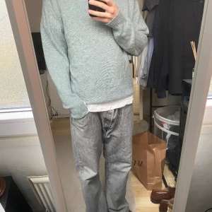 Stickad tröja H&M - Turkos stickad tröja från H&M i storlek M relaxed, så passar möjligtvis L också. 