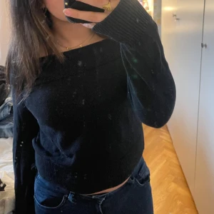 Off shoulder tröja - Svart offshoulder tröja från hm. Säljer då den inte kommer till användning 