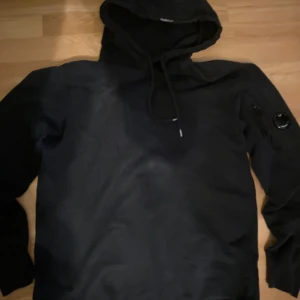 CP company hoodie - Tjena! Säljer nu min CP company hoodie. Den är väl omhändertagen och har inga defekter. Hör av er vid frågor eller funderingar!