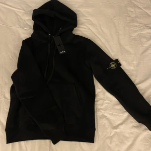 Stone island hoodie - Säljer denna Stone island hoodie i svart färg. Storlek M. Skriv ifall du undrar över något eller har fler frågor så svarar jag!