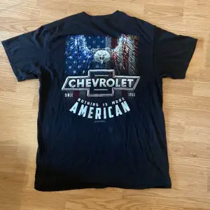 Skitfet Chevrolet T-shirt, perfekt skick med inga skador eller märken. Storlek L men passar osså M. Skriv om ni undrar något eller vill ha fler bilder. Skicka bud för snap affär 💯 