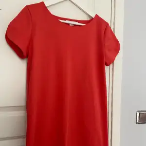 Jättefin röd klänning som aldrig är använd. Passar både S/M skulle jag säga 