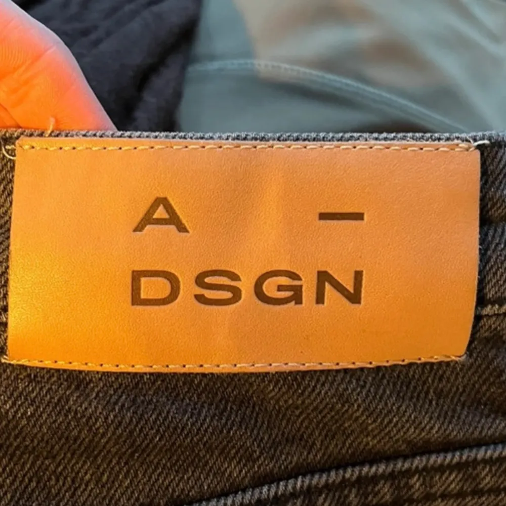 Adsgn Washed black jeans i storlek XXS  Lite stora i storleken, men sitter fint  Använd några fåtal gånger, säljer eftersom de ej kommer till användning . Jeans & Byxor.