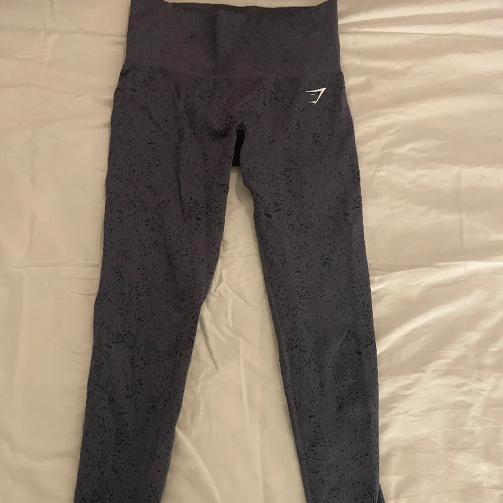 Mörkblå gymshark tights, använda en gång och i superfint skick🪩🥳. Jeans & Byxor.