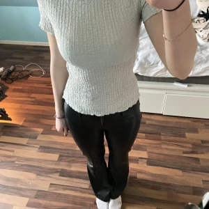 T-shirt  - Tajt T-shirt från zara. Köpt för 199kr, använd ett fåtal gånger och i mycket bra skick. 