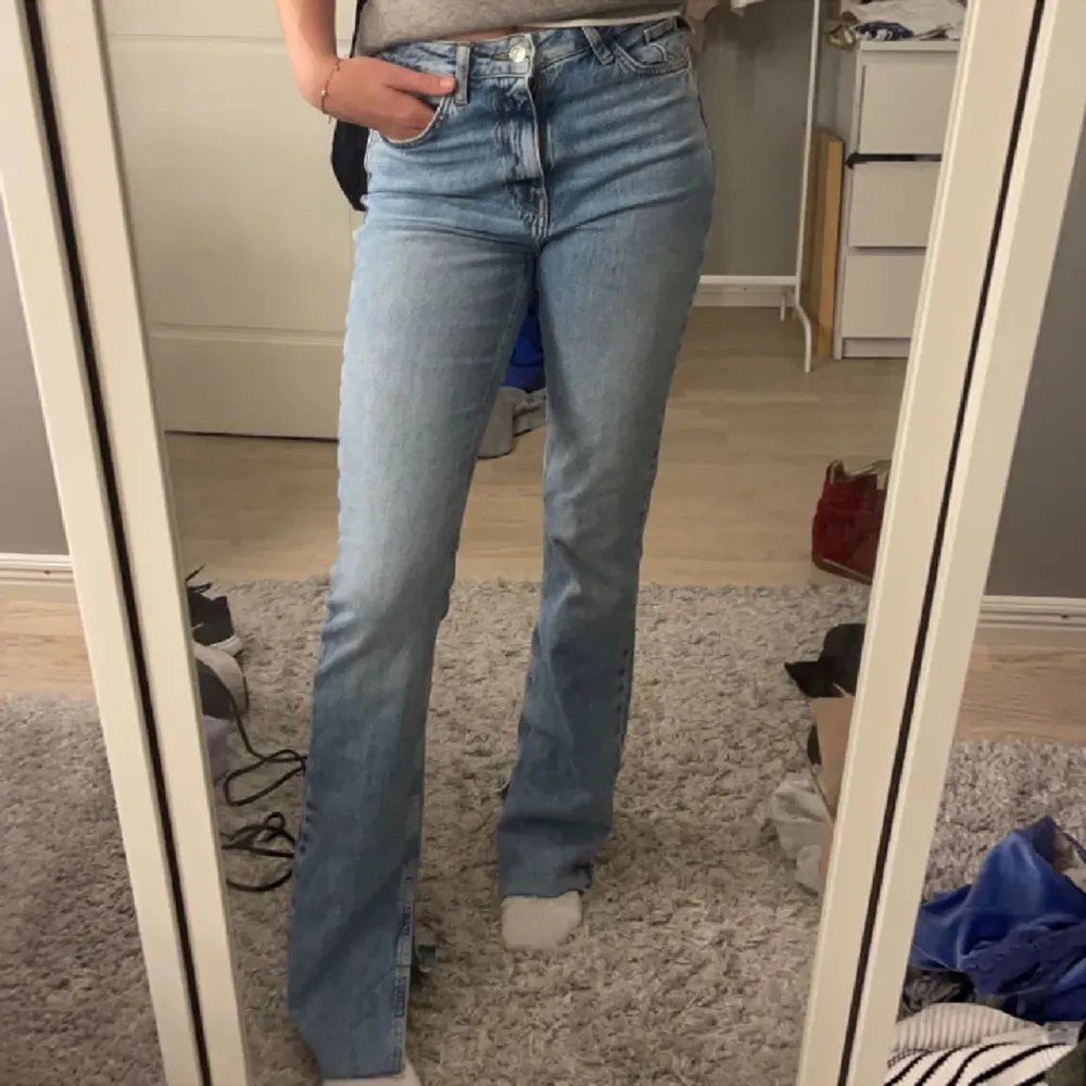 Säljer mina superfina zara jeans som knappt kommit till någon användning🤍🤍. Jeans & Byxor.