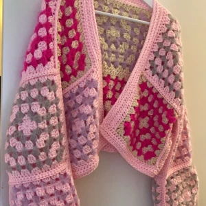 Handgjord unik kofta/jacka - Egenvirkad kofta. Görs på beställning i önskad färgkombination och material. Startpris på 1800 kr Tar 1-2 veckor att göra och du kommer garanterat vara ensam med denna. 