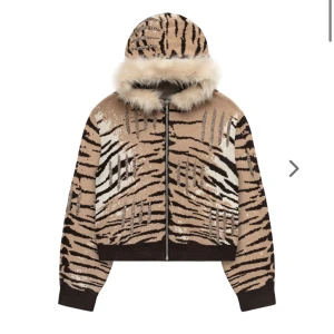 tiger knit hoodie - tiger knit hoodie från racerworldwide, helt slutsåld på hemsidan. Orginalpris: ~1500kr. Säljer den då den sldrig kom till användning, så den är i perfekt skick! Skriv gärna om ni har några fler frågor!
