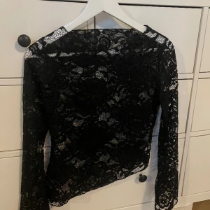 Spets tröja - Säljer denna snygga spets toppen från Bohoo pga för liten, storlek 40 men skulle säga 36, aldrig använd, nypris 306kr säljer för 260kr + frakt eller prisförslag🫶🏻😍 Budgivningen stämmer ej
