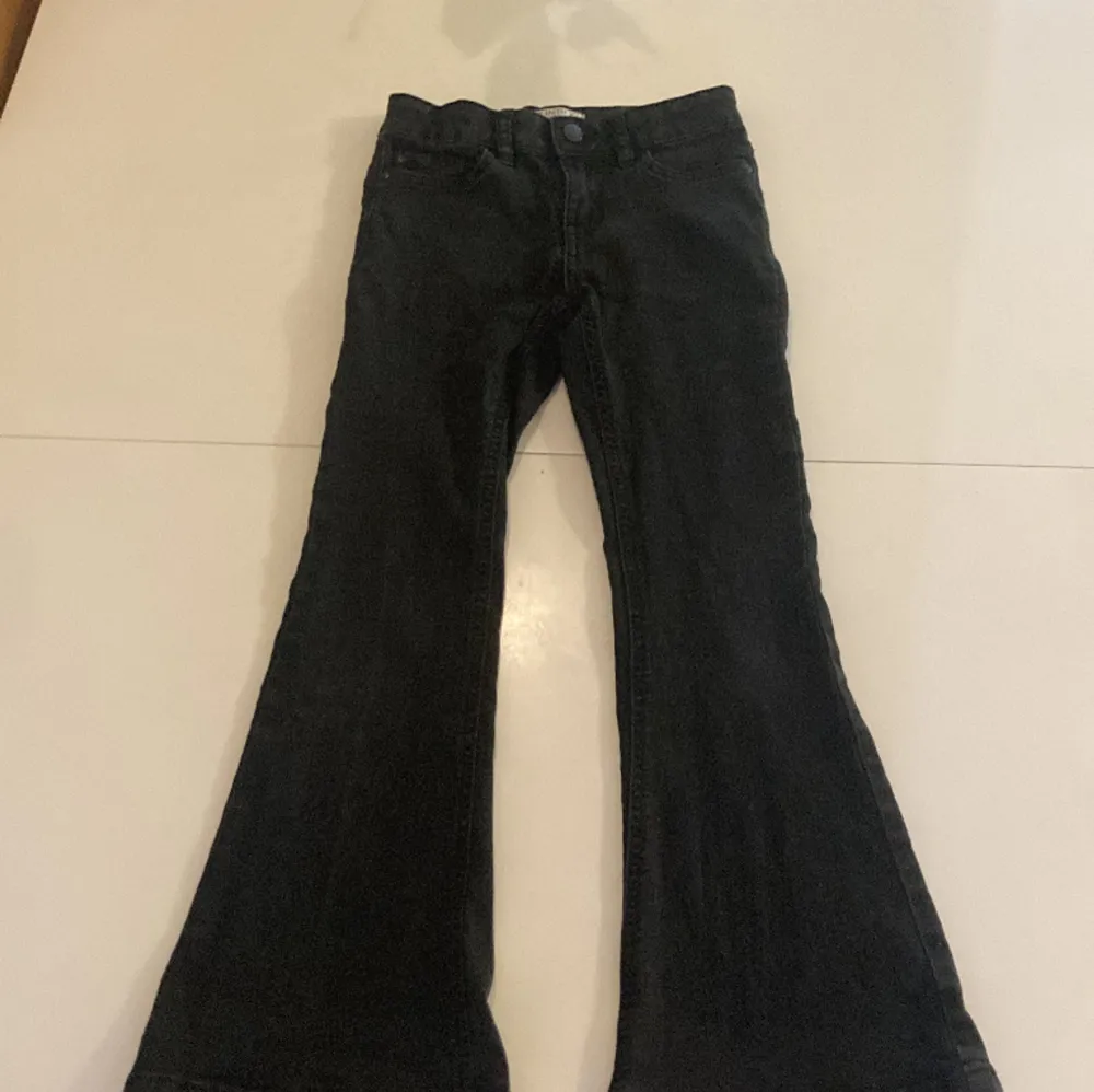Ett par bootcut jeans i färgen svart. Har använt dom ganska många gånger. Dom har tappat lite färg på knappen men inget man tänker på.. Jeans & Byxor.