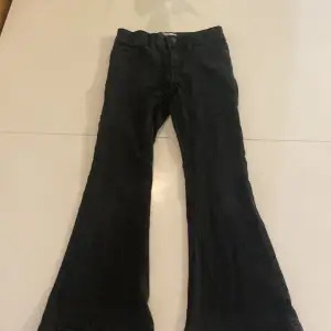 Ett par bootcut jeans i färgen svart. Har använt dom ganska många gånger. Dom har tappat lite färg på knappen men inget man tänker på.