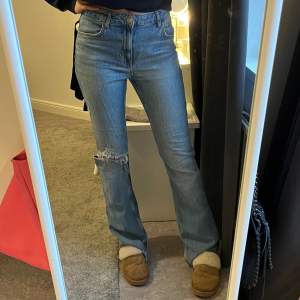 Zara bootcut jeans.💙💙