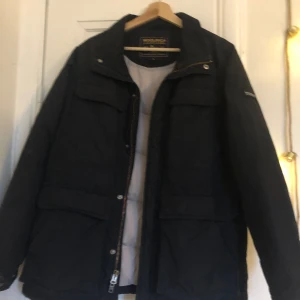 Woolrich field jacka  - Tjena woolrich jakan är bra skick 9 av 10 har inte använt den bara testat säljer på grund av att den inte passa mig. Köpte den för 2200 på Plick säljer  för 1800 hör av er om om ni vill köpa.