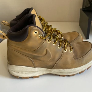 Vinterskor från nike - Ett par bra vinterskor ifrån nike i strl 42. Lite små missfärgningar förekommer som kan ses på bilden