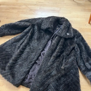 Fuskpäls  - Snyggaste fuskpäls kappan! Köpt på Vinted men inte fått användning av:( har en liten reva i innerfodret men inget som syns. 