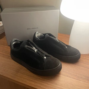 Axel arigato sneakers  - Super snygga sneakers från Axel arigato. Använda men väldigt fint skick. Dustbag och kartong medföljer. 