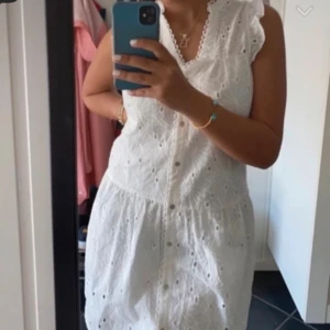 Studentklänning  - Säljer denna superfina klänning🌸Anvönd endast vid två tillfällen. Nyskick utan gängors defekter🫧Nypris 1200kr 