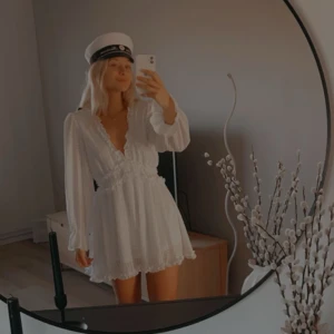 Studentklänning - Säljer nu min fina fina studentklänning från Dennis Maglic i storlek S! Endast använd på utspringet! Skriv privat för fler bilder 🩷