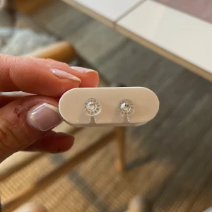 Öronhängen - Säljer dessa jättefina öronhängerna med små diamanter från Blomdahl eftersom jag har mer guld smycken. Perfekta om man är nickel-allergisk! Inga defekter och använda väldigt fåtal gånger.