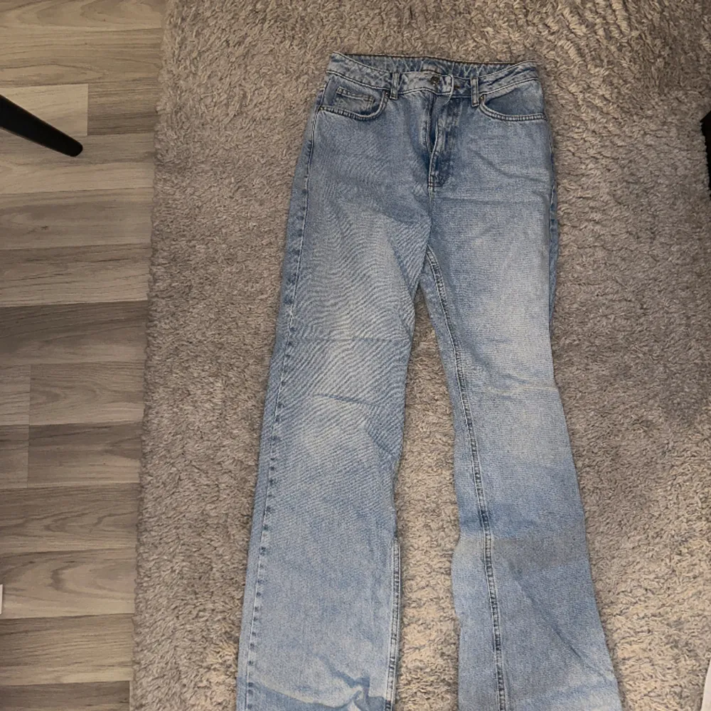 Jätte snygga jeans med hög midja och raka ben!!. Jeans & Byxor.