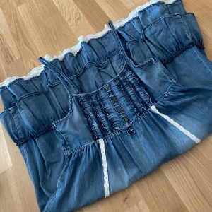 Klänning  - Jeansklänning med spets volanger💙jättesöt, barnstorlek men passar xs! 💙