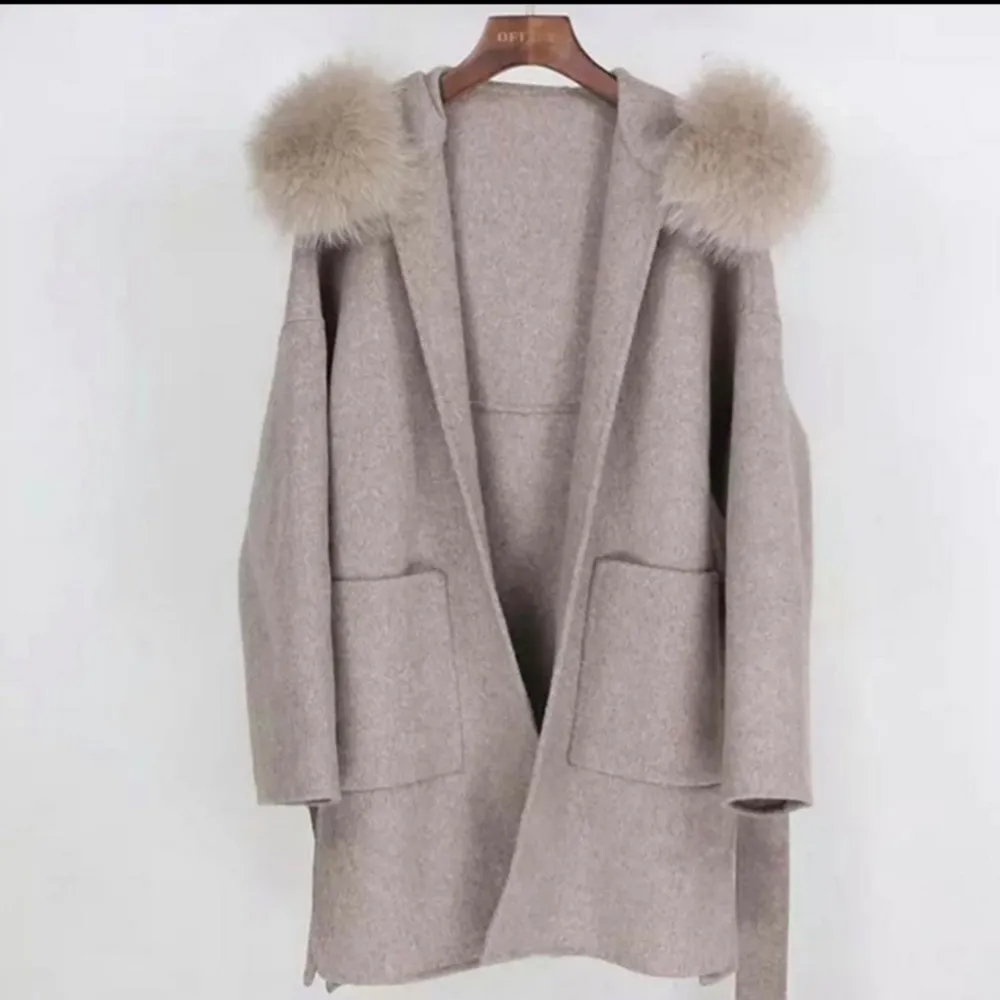 Jag säljer denna äkta päls kappa i äkta ull och i fint skick som kommer ej till användning mer, säljer för 1,900. Kan även tänka mig att gå ner i pris. Jag vill bli av med kappan. . Jackor.