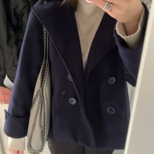 Design By Si Kappa - Nu säljer jag min otroliga fina kappa från design by si i färgen Navy! Skicket på den är bra och den passar bra till nästan allt. Kan absolut tänka mig diskutera pris så kom gärna med prisförslag💘