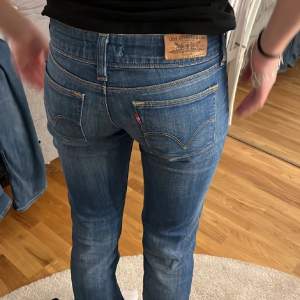 Lågmidjade bootcut jeans från Levis i storlek 25x34 bra skick 