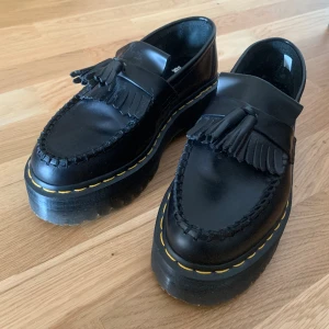 Dr Martens loafers strl 38 - Svarta loafers med lite tjockare sula i storlek 38, från Dr Martens. Lite stora i storleken så har passat mig som har 38,5-39 i storlek. Endast använda ett par gånger så dom är som nya! Inköpta för 2000 sek 
