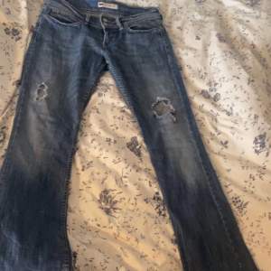 Säljer dessa supersnygga jeans då de är lite små men älskade de förut😍, de är i bra skick är är köpta secondhand för 600 kr. Vet inte riktigt storlek men skulle säga att de nog passar någon runt xs-s/34-36 som är 170 å neråt i längd❤️