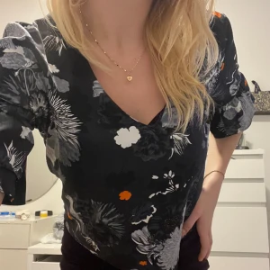 Ny blus  - Helt ny blus som tyvärr inte passar mig. Jättebra för kontorsjobb eller möten osv. 