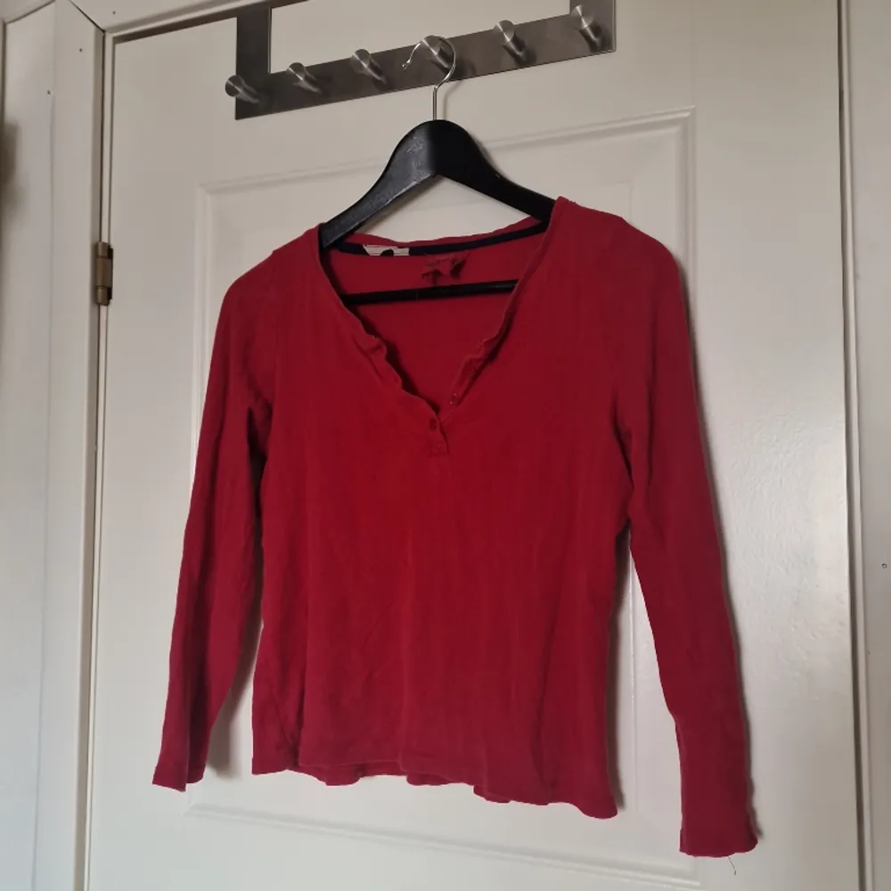 Långärmad röd tröja från victorias secret. Storlek xs men den är stretchig så passar från xs-m. T-shirts.