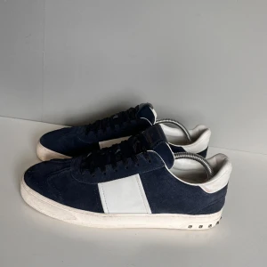 Valentino flycrew  - Säljer ett par snygga flycrews i storlek 42, cond 8,5/10 lite heeldrag men mockan i bra skick. Tillkommer endast skor!