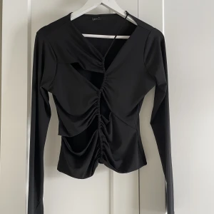 Svart partytopp  - Gina tricots populära ”Nava cut out” i svart. Helt slutsåld!!! Endast testad då jag inte fått tillfälle att ha den.