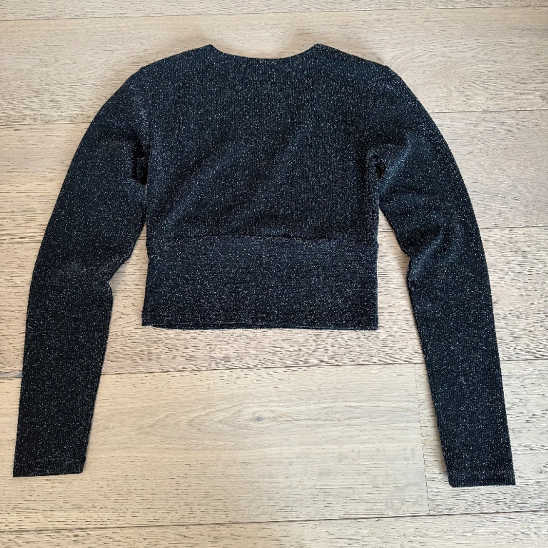 Svart glittrig topp  - 91