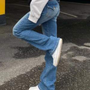 Super snygga jeans i Strl eu 36/regular längd (S/M) Byxorna är i bra skick (haft på mig dem 3 ggr) köpte dem för 699kr (nypris) 