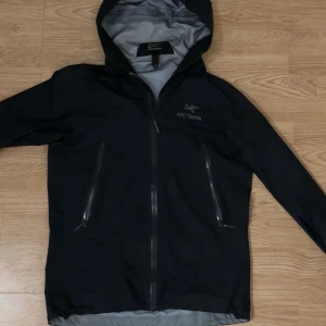 Arcteryx jacka - Arcteryx beta jacket i toppskick endast ett pytte litet hål upptill brevid dragkedjan som ej syns. Storlek S men sitter bra på mig som är 190 ish
