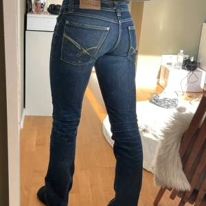 Lågmidjade bootcut-jeans från denimbirds i snyggaste tvätten❤️‍🔥❤️‍🔥 en slitning, se bild, annars fint skick🫶 står storlek 28/34 men skulle säga att de passar XS