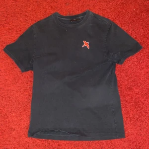 Axel Arigato t-shirt - Axel Arigato t-shirt, superbra skick och perfekt passform, tungt material som gör att tröja passar perfa och hänger gött, storlek S men passar även M