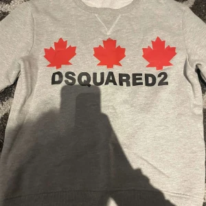 Äkta dsquared2 tröja  - Skick 8/10. Fick den i julklapp av mina föräldrar. Inga skador alls. Pris kan diskuteras vid snabb affär och tar även byten.