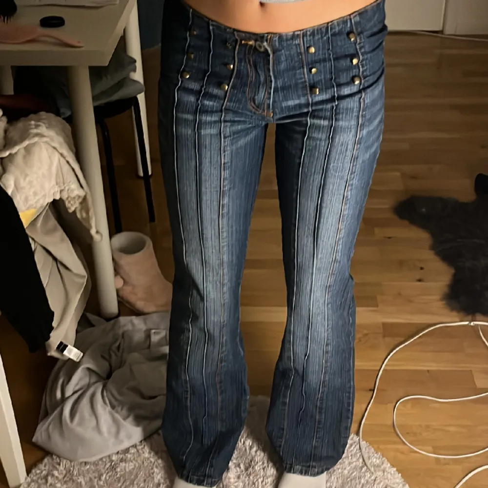 Coola vintage jeans, köpte på beyond retro för typ 3-4 månader sen, inga defekter!!🩷🩷. Jeans & Byxor.
