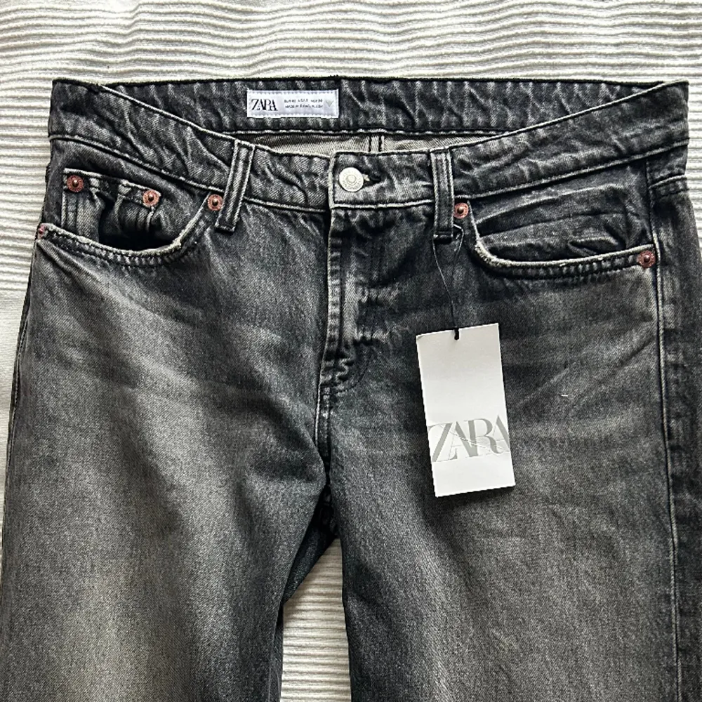 Jeans från Zara som är lågmidjade med jättesnygg rak passform. Aldrig använda och helt nya med prislappen kvar. Skriv för frågor💕💕. Jeans & Byxor.