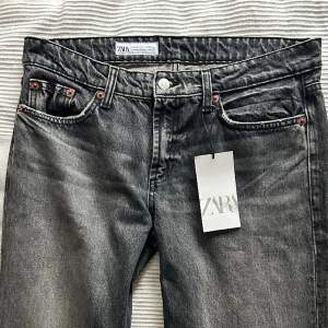 Jeans från Zara som är lågmidjade med jättesnygg rak passform. Aldrig använda och helt nya med prislappen kvar. Skriv för frågor💕💕