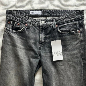 Zara jeans - Jeans från Zara som är lågmidjade med jättesnygg rak passform. Aldrig använda och helt nya med prislappen kvar. Skriv för frågor💕💕