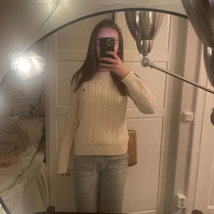 ralph lauren tröja - Säljen denna super fina tröja, säljer pga inte min stil😴🥰Nypris 2500 men säljer för 999 kr. Helt oanvän, lappen är kvar🥰Köparen står för frakt. Skriv för fler frågor. Det är i storlek L men passar mig som har storlek Xs-S