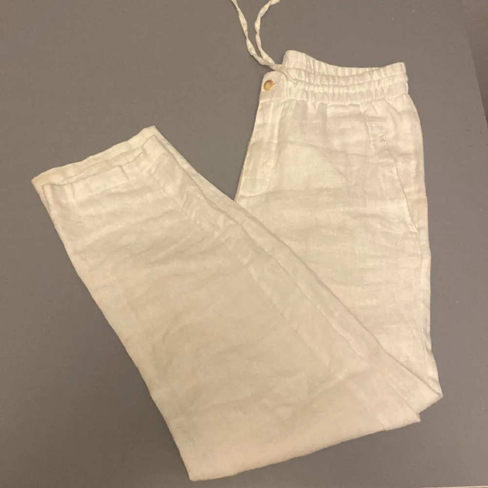 Vita linne byxor från Skagen clothing❗️Mycket bra skick men säljer eftersom de är för små❗️Nypris 800kr❗️Mitt pris 399kr❗️. Jeans & Byxor.